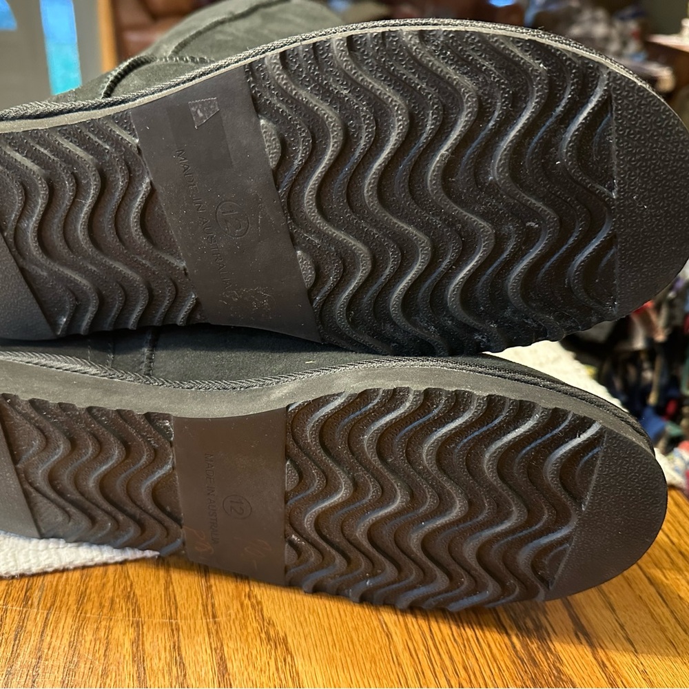 Ugg Black Sheepskin Lined Footwear - Picture 4 of 7